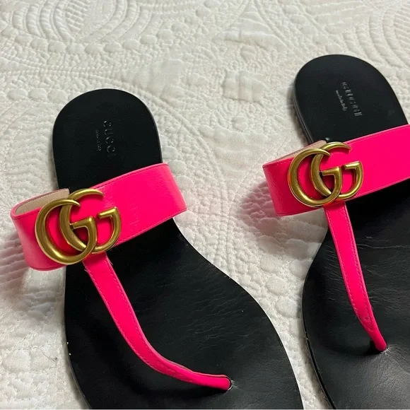 GUCCI Marmont Double GG Hot Pink T Strap Flat Sandal Black Leather Size 40.5